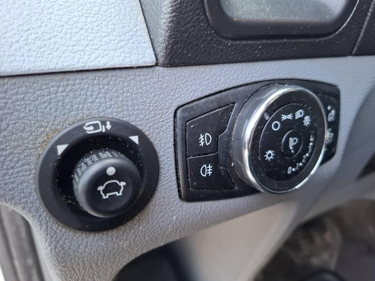 Ford Transit Ford Transit 330 2.0 TDCI L2H2 Trend AIRCO / CRUISE CONTROLE / NAVI / TREKHAAK /  EURO 6