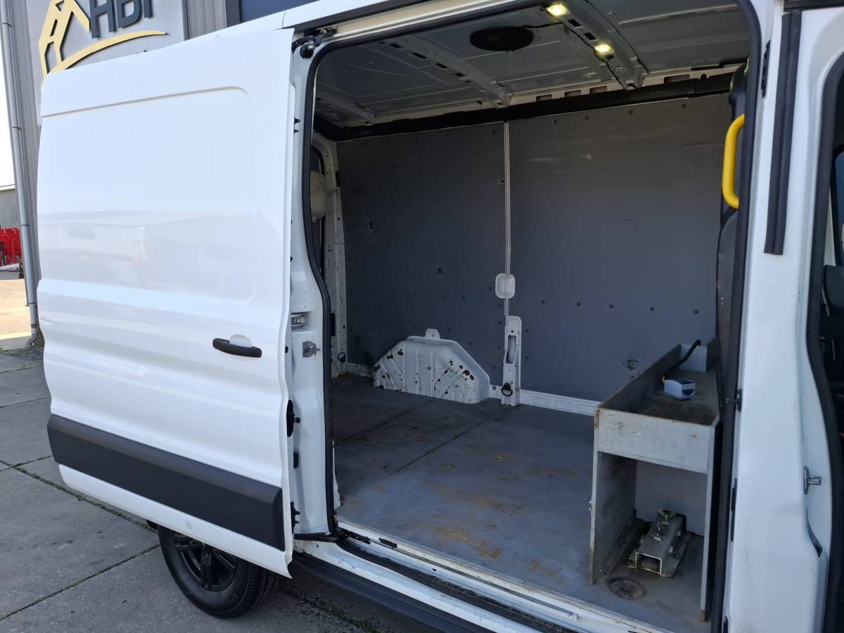 Ford Transit Ford Transit 330 2.0 TDCI L2H2 Trend AIRCO / CRUISE CONTROLE / NAVI / TREKHAAK /  EURO 6