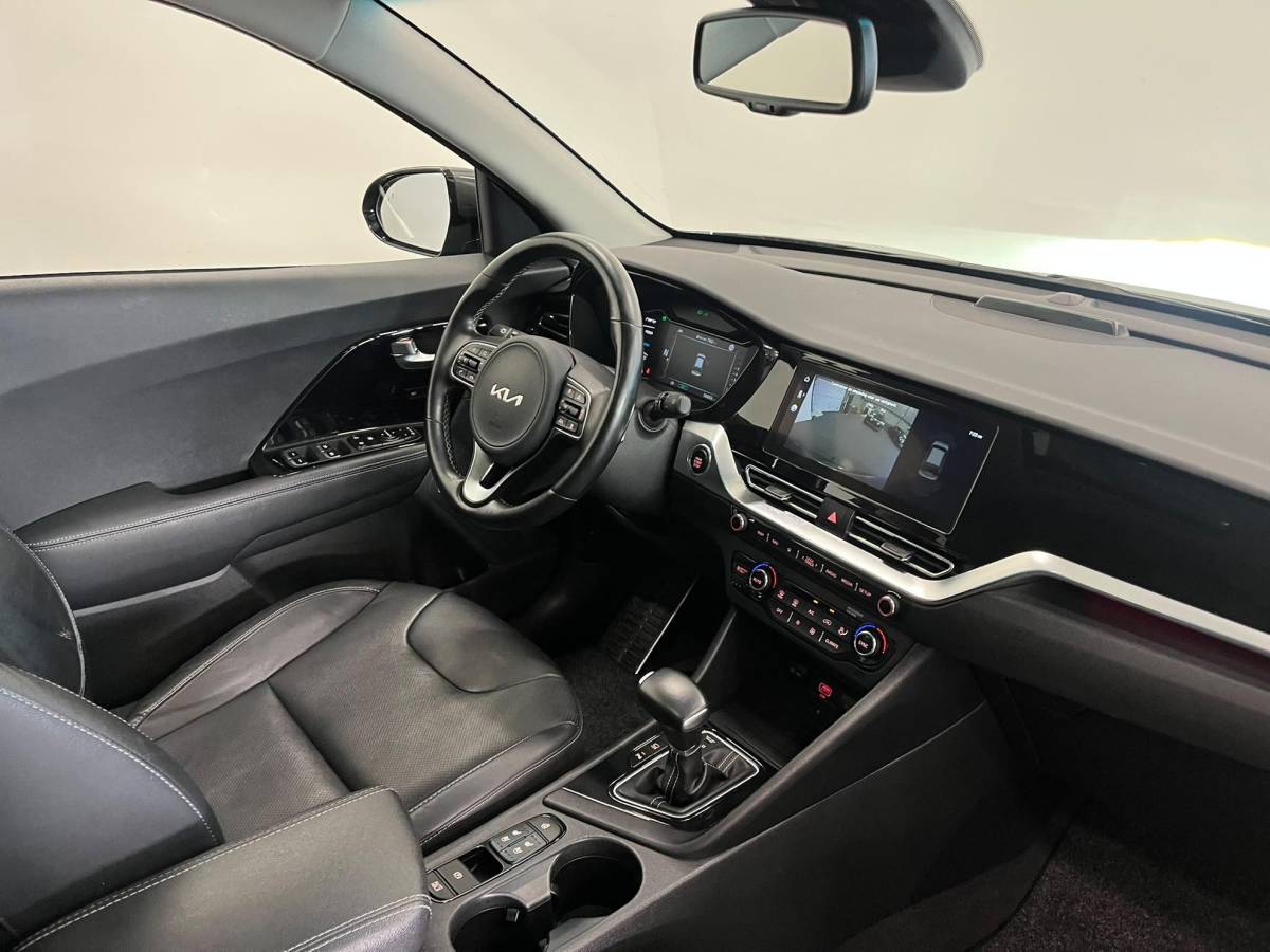 Kia Niro Kia Niro 1.6 GDi PHEV ExecutiveLine Navigatie Apple Carplay Android Auto Camera Parkeersensoren achter Adaptive Cruise Control Stoelverwarming en verkoeling Stuurverwarming Elektrisch verstelbare stoelen Climate Control