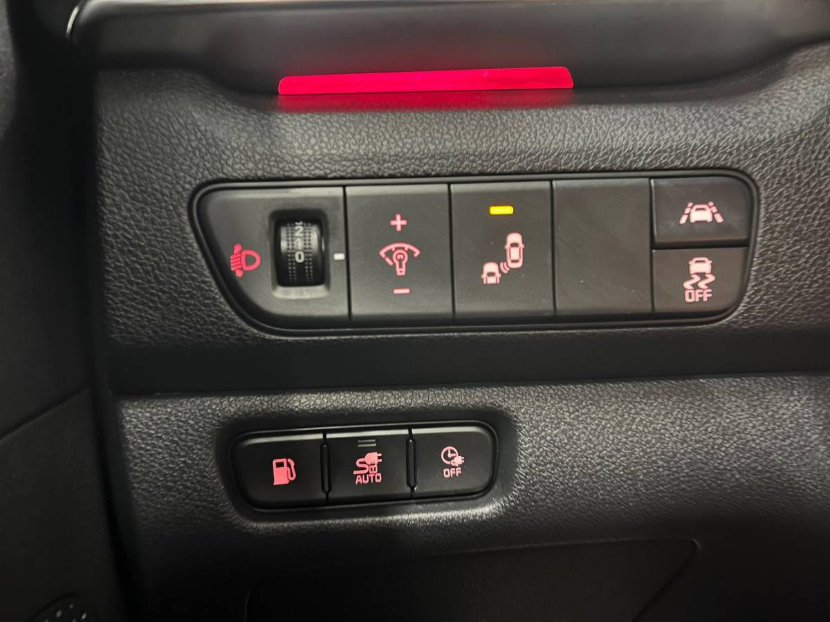 Kia Niro Kia Niro 1.6 GDi PHEV ExecutiveLine Navigatie Apple Carplay Android Auto Camera Parkeersensoren achter Adaptive Cruise Control Stoelverwarming en verkoeling Stuurverwarming Elektrisch verstelbare stoelen Climate Control