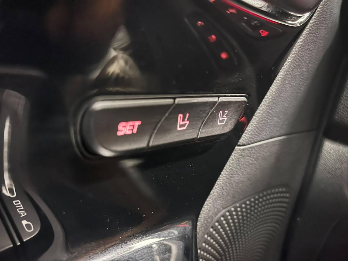 Kia Niro Kia Niro 1.6 GDi PHEV ExecutiveLine Navigatie Apple Carplay Android Auto Camera Parkeersensoren achter Adaptive Cruise Control Stoelverwarming en verkoeling Stuurverwarming Elektrisch verstelbare stoelen Climate Control