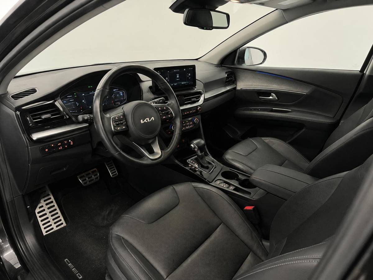 Kia Niro Kia Niro 1.6 GDi PHEV ExecutiveLine Navigatie Apple Carplay Android Auto Camera Parkeersensoren achter Adaptive Cruise Control Stoelverwarming en verkoeling Stuurverwarming Elektrisch verstelbare stoelen Climate Control