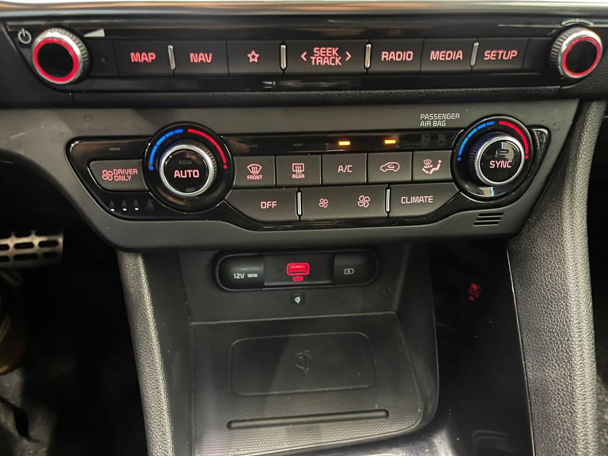 Kia Niro Kia Niro 1.6 GDi PHEV ExecutiveLine Navigatie Apple Carplay Android Auto Camera Parkeersensoren achter Adaptive Cruise Control Stoelverwarming en verkoeling Stuurverwarming Elektrisch verstelbare stoelen Climate Control