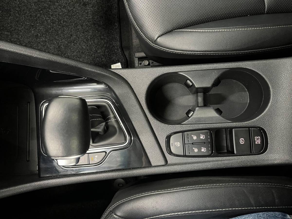 Kia Niro Kia Niro 1.6 GDi PHEV ExecutiveLine Navigatie Apple Carplay Android Auto Camera Parkeersensoren achter Adaptive Cruise Control Stoelverwarming en verkoeling Stuurverwarming Elektrisch verstelbare stoelen Climate Control