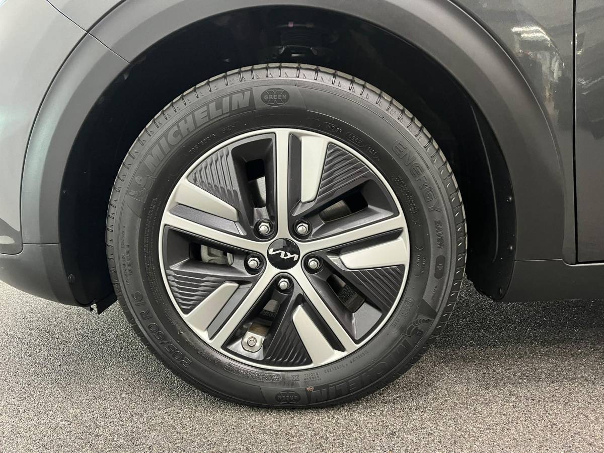 Kia Niro Kia Niro 1.6 GDi PHEV ExecutiveLine Navigatie Apple Carplay Android Auto Camera Parkeersensoren achter Adaptive Cruise Control Stoelverwarming en verkoeling Stuurverwarming Elektrisch verstelbare stoelen Climate Control