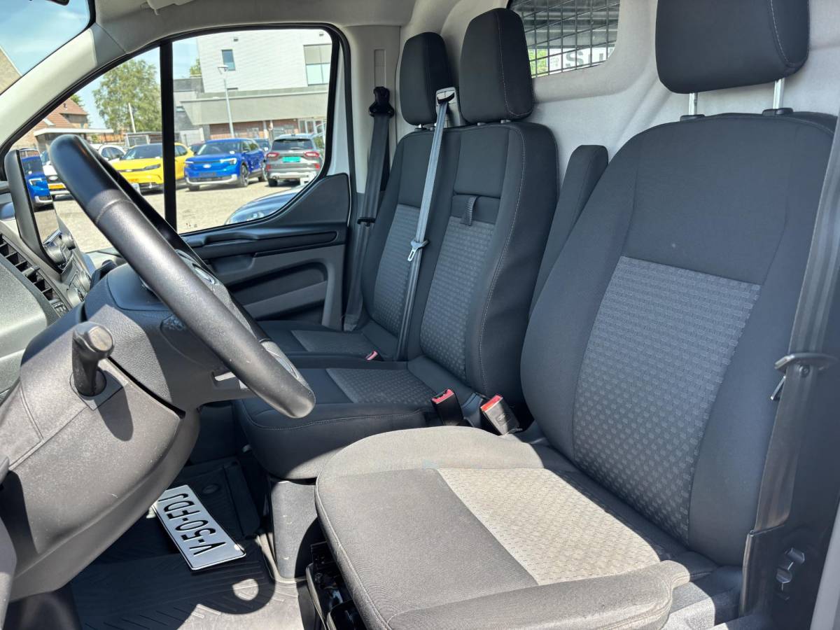 Ford Transit Custom Ford Transit Custom 300 2.0 TDCI L1H1 Trend | SCI | 130pk Automaat | Trekhaak | Carplay & Android Auto | 3 zits | Achteruitrijcamera | Cruise control | Stoelverwarming