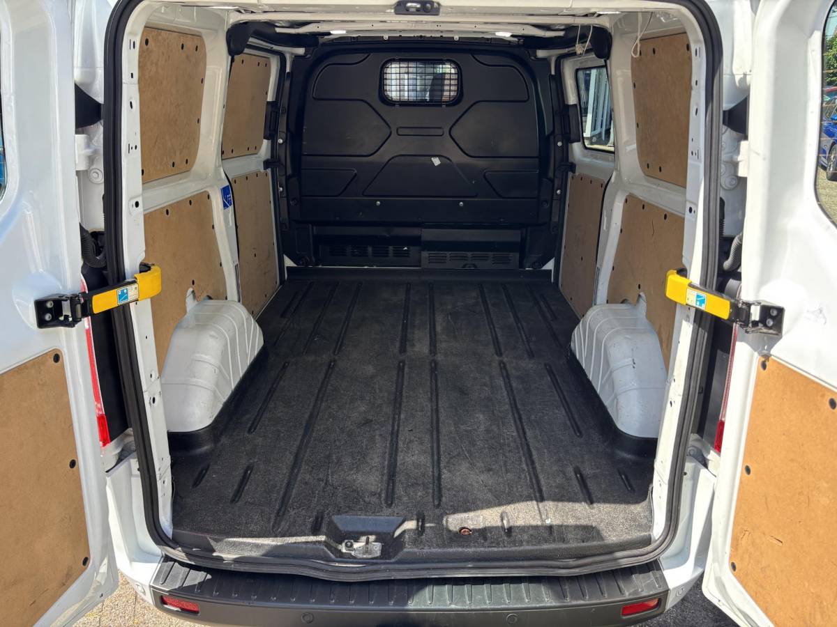 Ford Transit Custom Ford Transit Custom 300 2.0 TDCI L1H1 Trend | SCI | 130pk Automaat | Trekhaak | Carplay & Android Auto | 3 zits | Achteruitrijcamera | Cruise control | Stoelverwarming