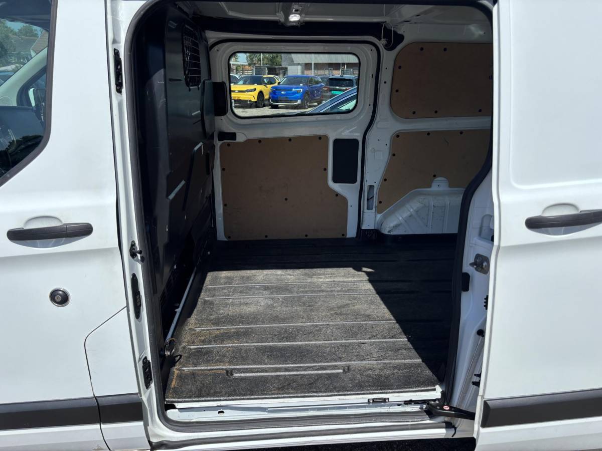Ford Transit Custom Ford Transit Custom 300 2.0 TDCI L1H1 Trend | SCI | 130pk Automaat | Trekhaak | Carplay & Android Auto | 3 zits | Achteruitrijcamera | Cruise control | Stoelverwarming