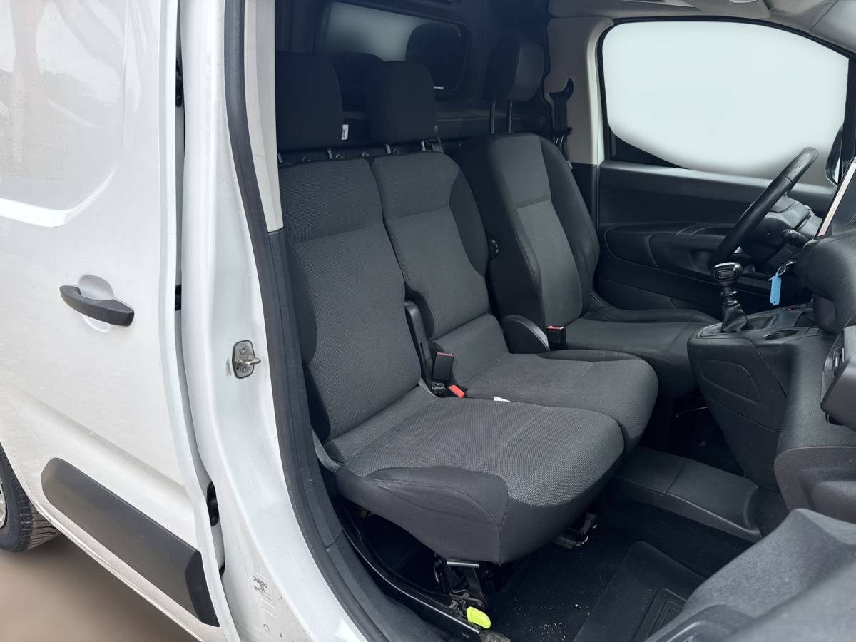 Toyota ProAce Toyota ProAce City 1.2T 110 PK **Benzine** L1 Navigatie Climate control Camera Carplay Cruise control Parkeersensoren v+a Gasoline Benzin