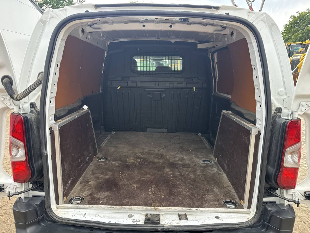Toyota ProAce Toyota ProAce City 1.2T 110 PK **Benzine** L1 Navigatie Climate control Camera Carplay Cruise control Parkeersensoren v+a Gasoline Benzin