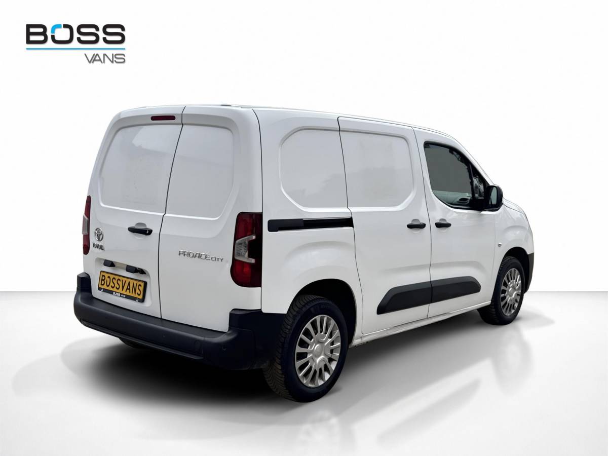 Toyota ProAce Toyota ProAce City 1.2T 110 PK **Benzine** L1 Navigatie Climate control Camera Carplay Cruise control Parkeersensoren v+a Gasoline Benzin