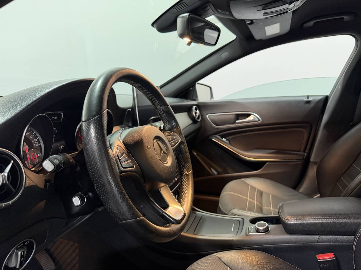 Mercedes-Benz CLA Mercedes-Benz CLA-klasse 180 Ambition – Navi / Bluetooth / PDC