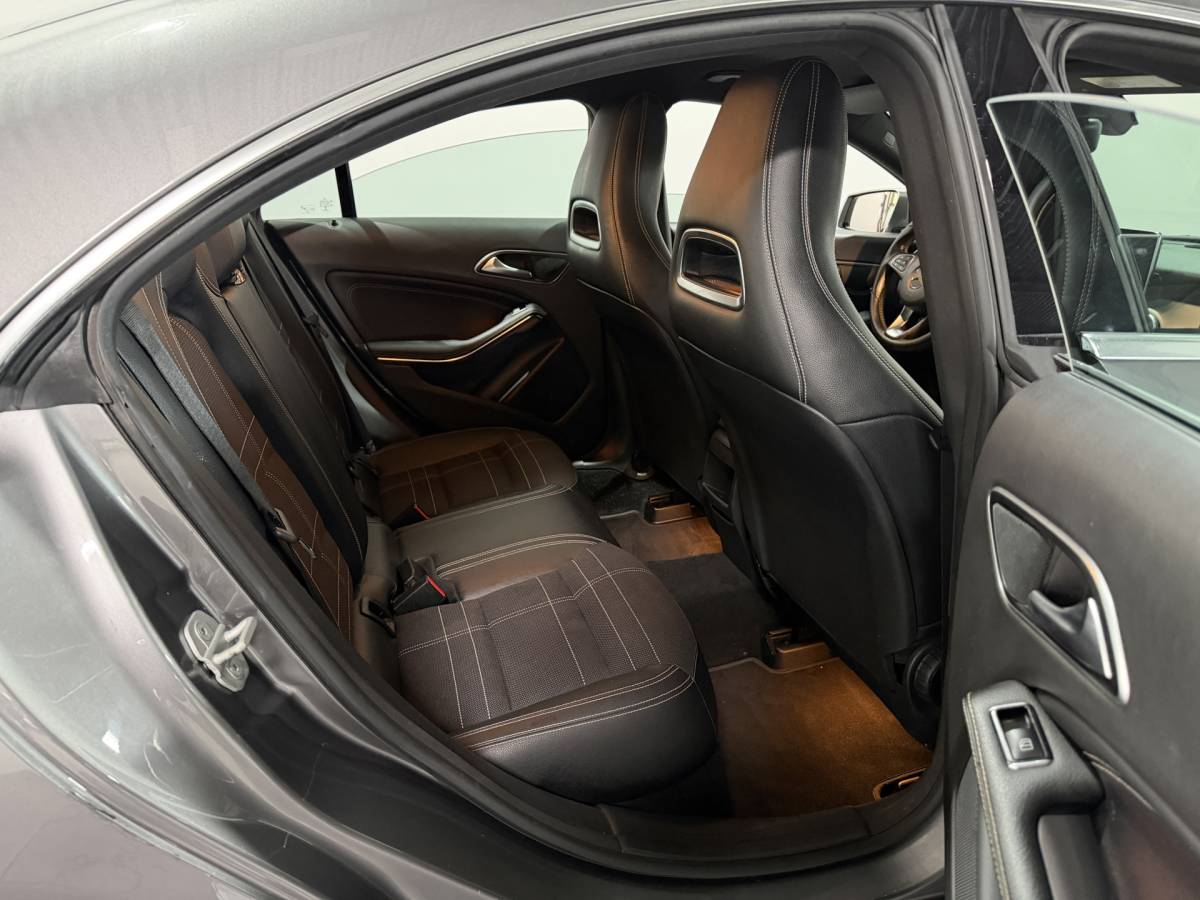 Mercedes-Benz CLA Mercedes-Benz CLA-klasse 180 Ambition – Navi / Bluetooth / PDC