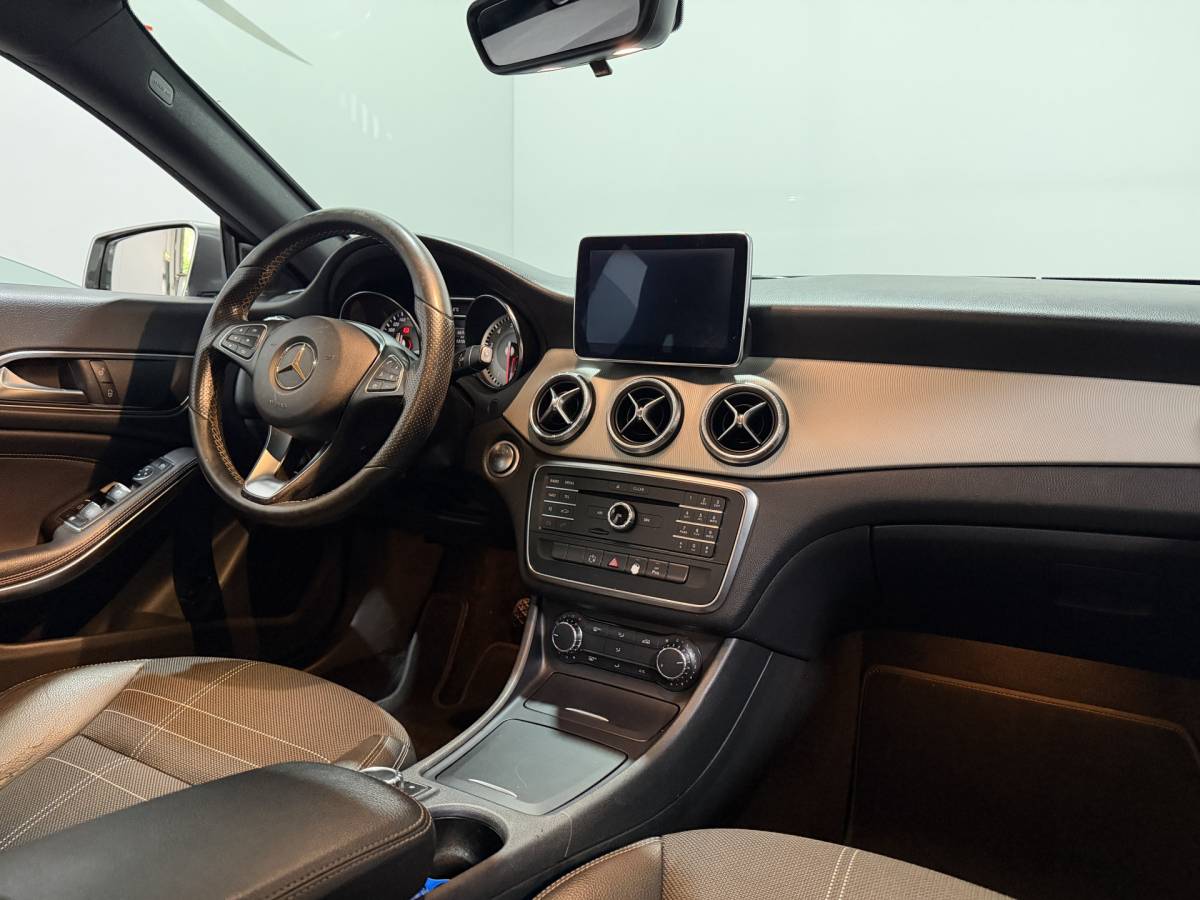 Mercedes-Benz CLA Mercedes-Benz CLA-klasse 180 Ambition – Navi / Bluetooth / PDC