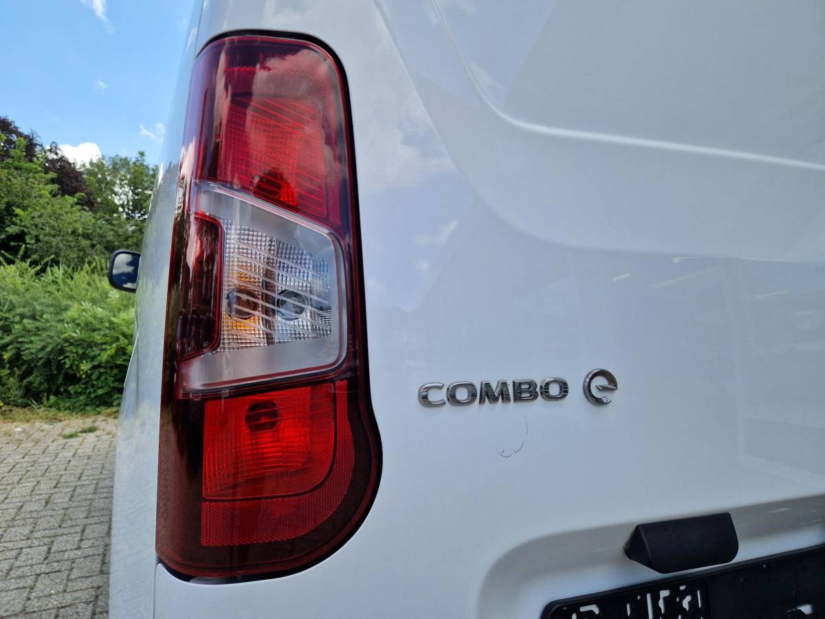 Opel Combo-e Life Opel Combo-e Life L1H1 Edition 50 kWh | tot 275km WLTP range | 100kW snelladen | Achteruitrijcamera | Apple Carplay/Android Auto |
