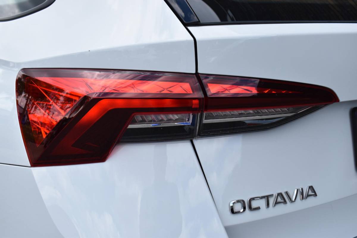 Škoda Octavia Skoda Octavia Combi 1.0 e-TSI Ambition VirtualCockpit NAVI ECC