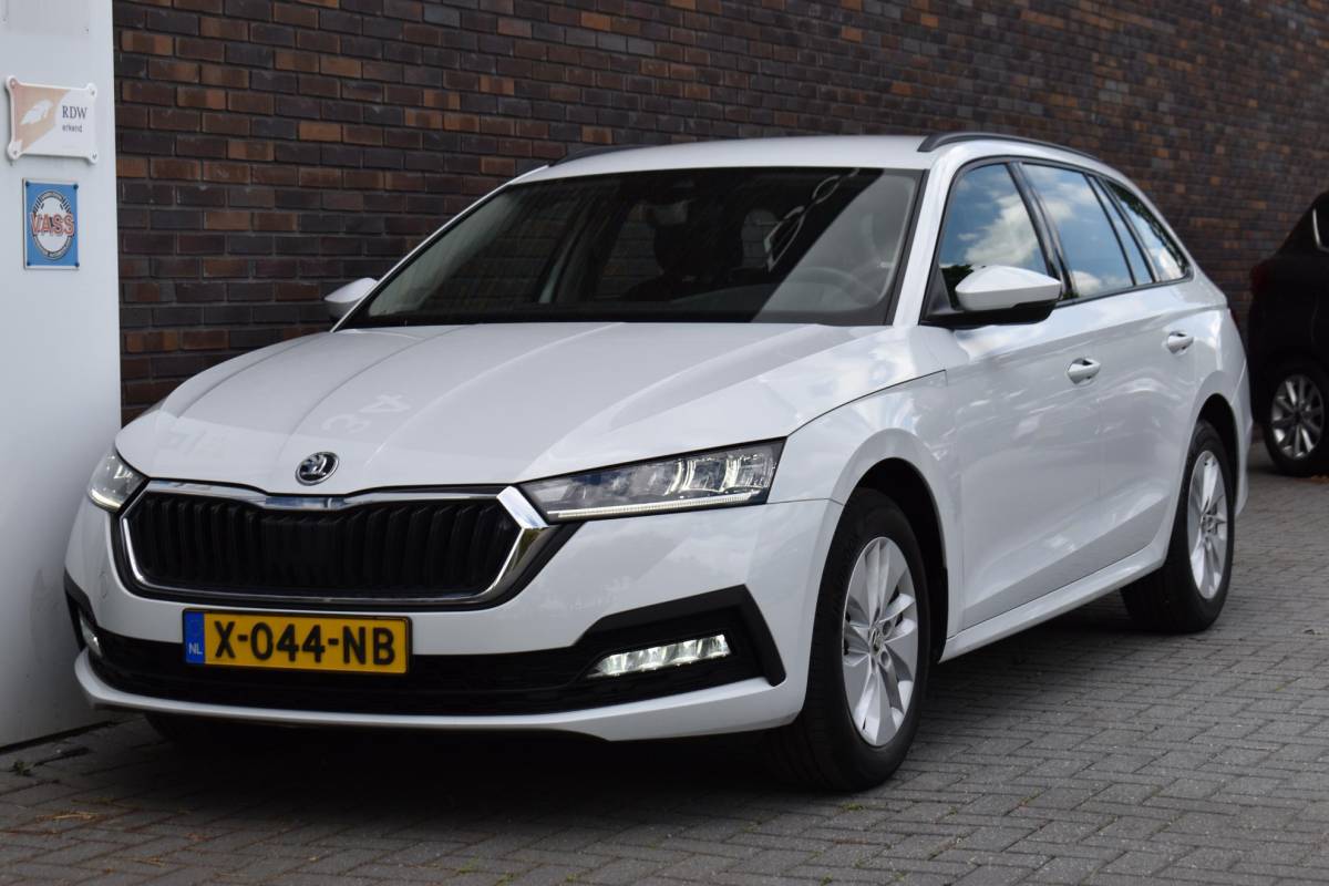 Škoda Octavia Skoda Octavia Combi 1.0 e-TSI Ambition VirtualCockpit NAVI ECC