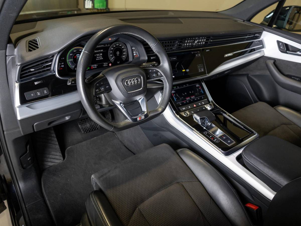 Audi Q7 Audi Q7 60 TFSI e quattro 2x S-Line Competition / 456pk / SoH 90,7 / Rondomzicht camera / Elektrische stoelverstelling met geheugen /