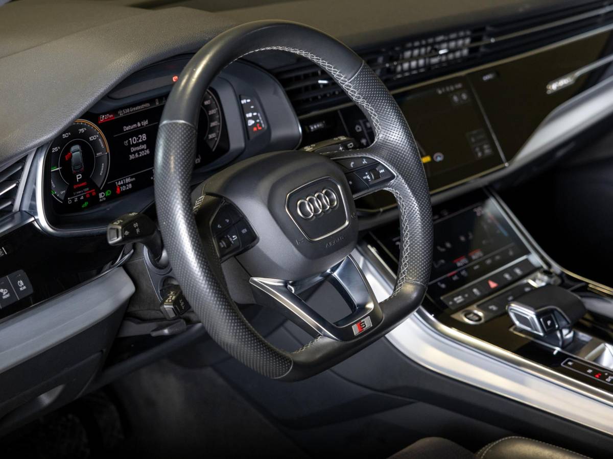 Audi Q7 Audi Q7 60 TFSI e quattro 2x S-Line Competition / 456pk / SoH 90,7 / Rondomzicht camera / Elektrische stoelverstelling met geheugen /