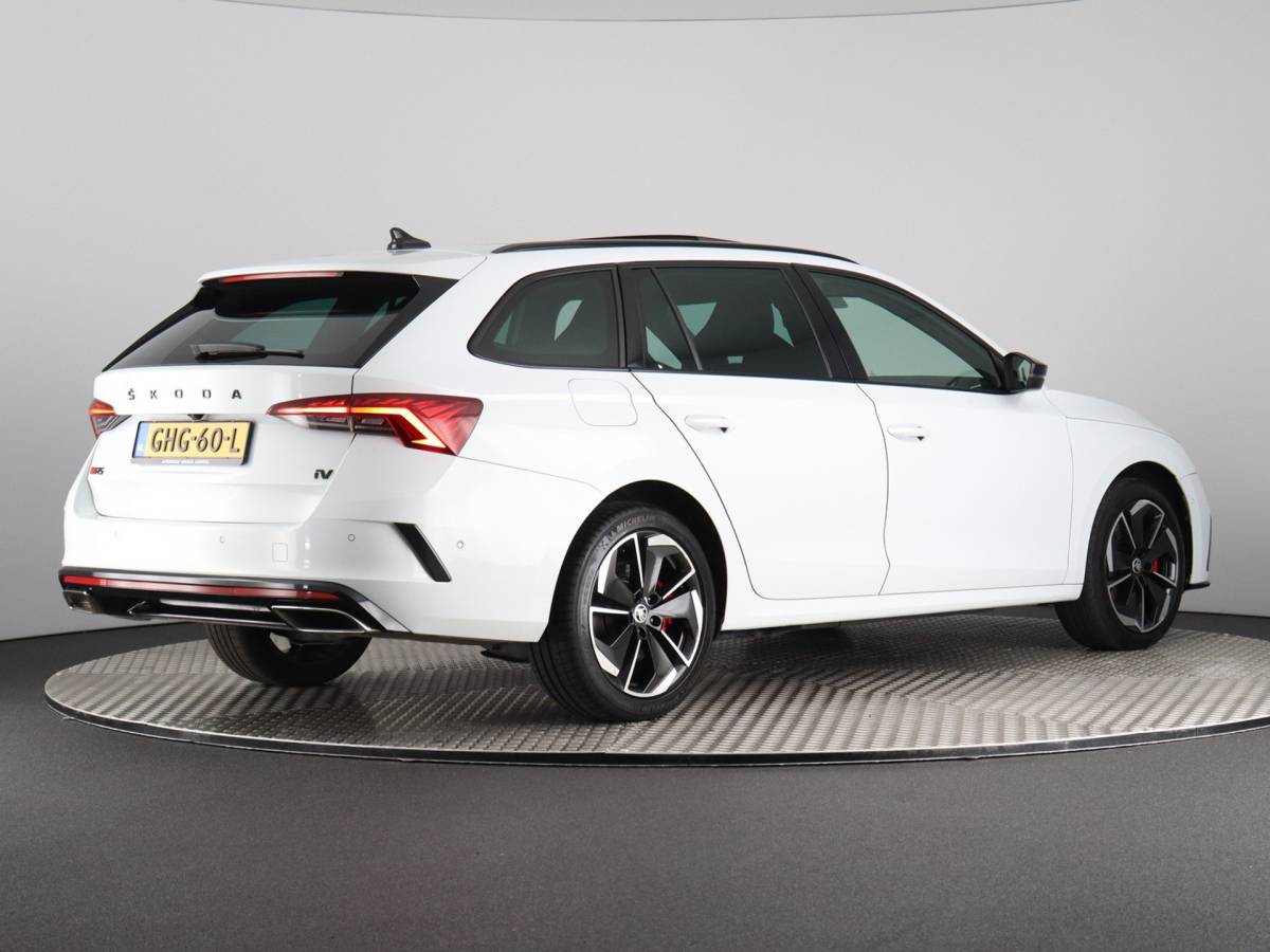 Škoda Octavia ŠKODA Octavia Combi 1.4 TSI RS iV PHEV Business (Pano / Camera / Stoelverwarming / Matrix led / Keyless)