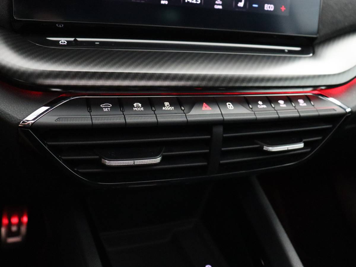 Škoda Octavia ŠKODA Octavia Combi 1.4 TSI RS iV PHEV Business (Pano / Camera / Stoelverwarming / Matrix led / Keyless)