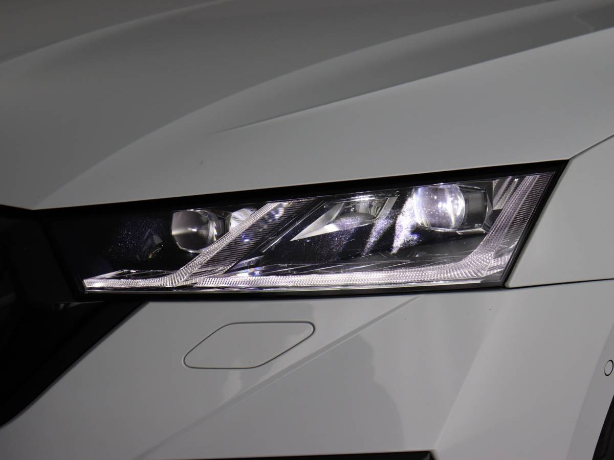 Škoda Octavia ŠKODA Octavia Combi 1.4 TSI RS iV PHEV Business (Pano / Camera / Stoelverwarming / Matrix led / Keyless)