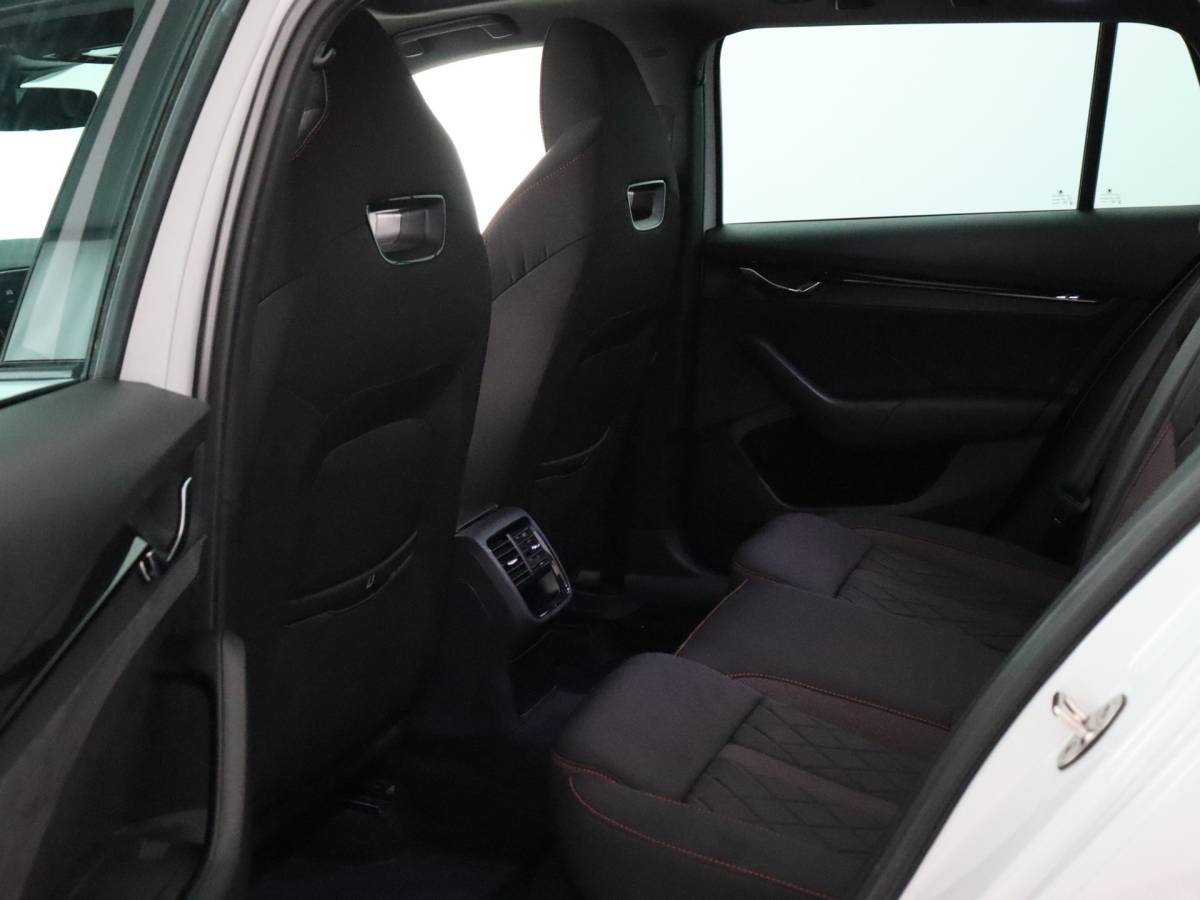 Škoda Octavia ŠKODA Octavia Combi 1.4 TSI RS iV PHEV Business (Pano / Camera / Stoelverwarming / Matrix led / Keyless)