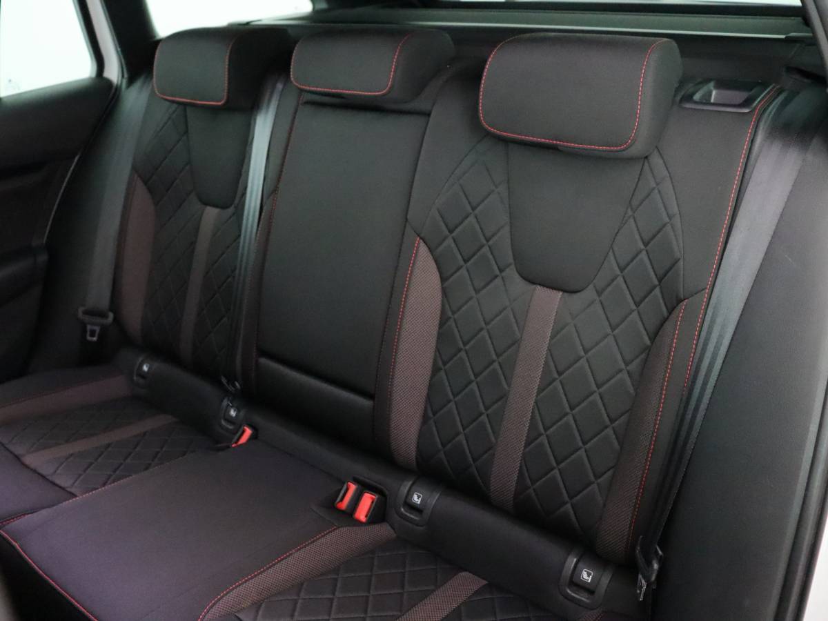 Škoda Octavia ŠKODA Octavia Combi 1.4 TSI RS iV PHEV Business (Pano / Camera / Stoelverwarming / Matrix led / Keyless)