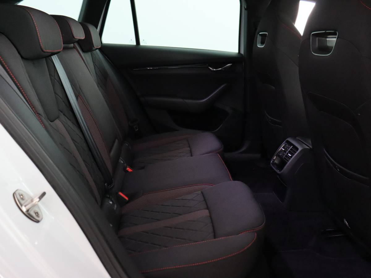 Škoda Octavia ŠKODA Octavia Combi 1.4 TSI RS iV PHEV Business (Pano / Camera / Stoelverwarming / Matrix led / Keyless)