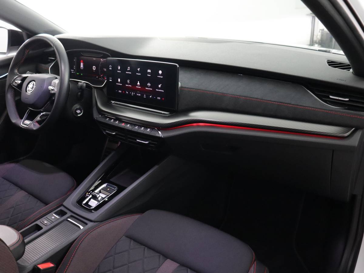 Škoda Octavia ŠKODA Octavia Combi 1.4 TSI RS iV PHEV Business (Pano / Camera / Stoelverwarming / Matrix led / Keyless)