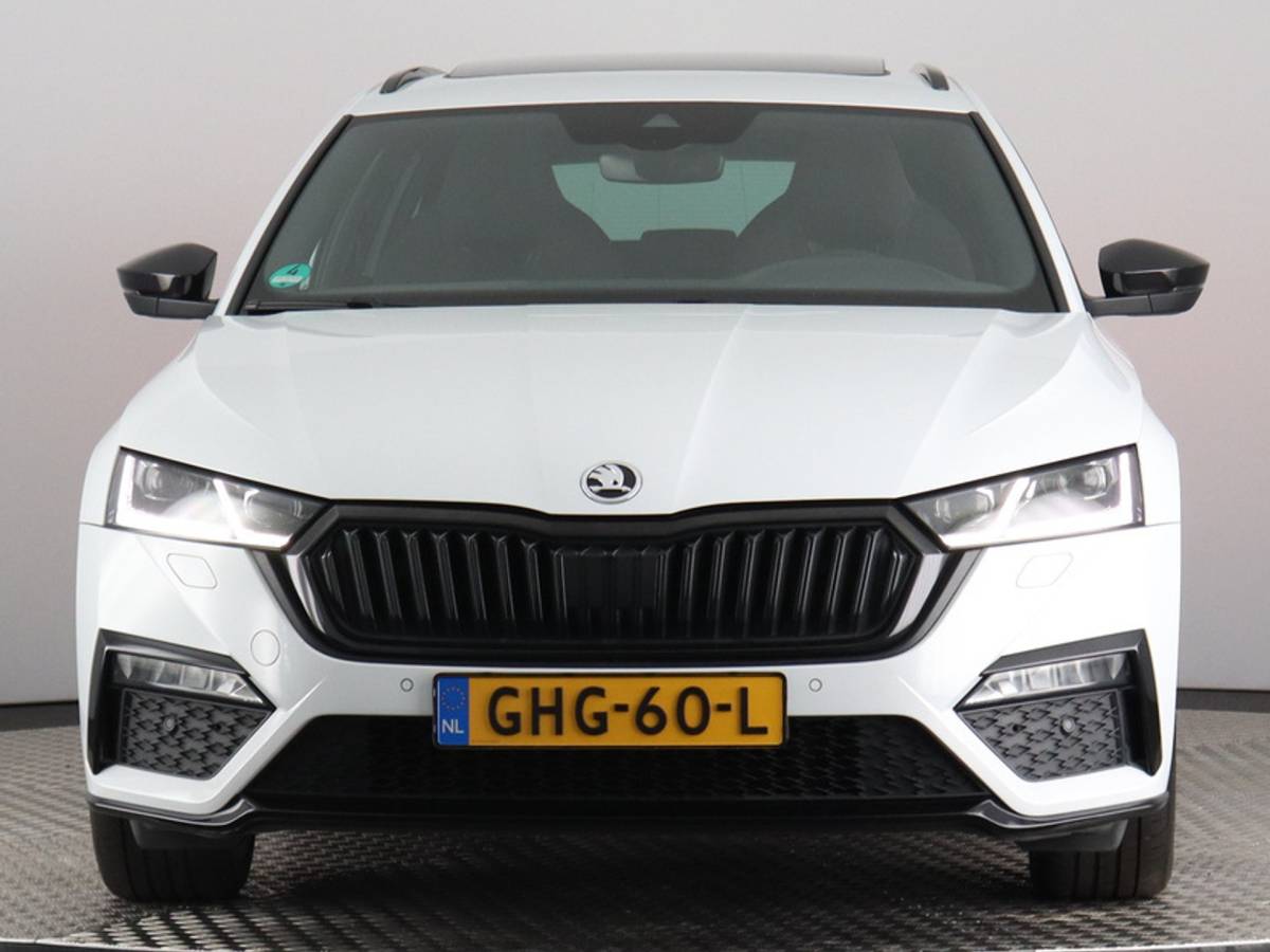 Škoda Octavia ŠKODA Octavia Combi 1.4 TSI RS iV PHEV Business (Pano / Camera / Stoelverwarming / Matrix led / Keyless)