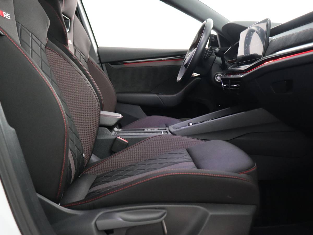Škoda Octavia ŠKODA Octavia Combi 1.4 TSI RS iV PHEV Business (Pano / Camera / Stoelverwarming / Matrix led / Keyless)
