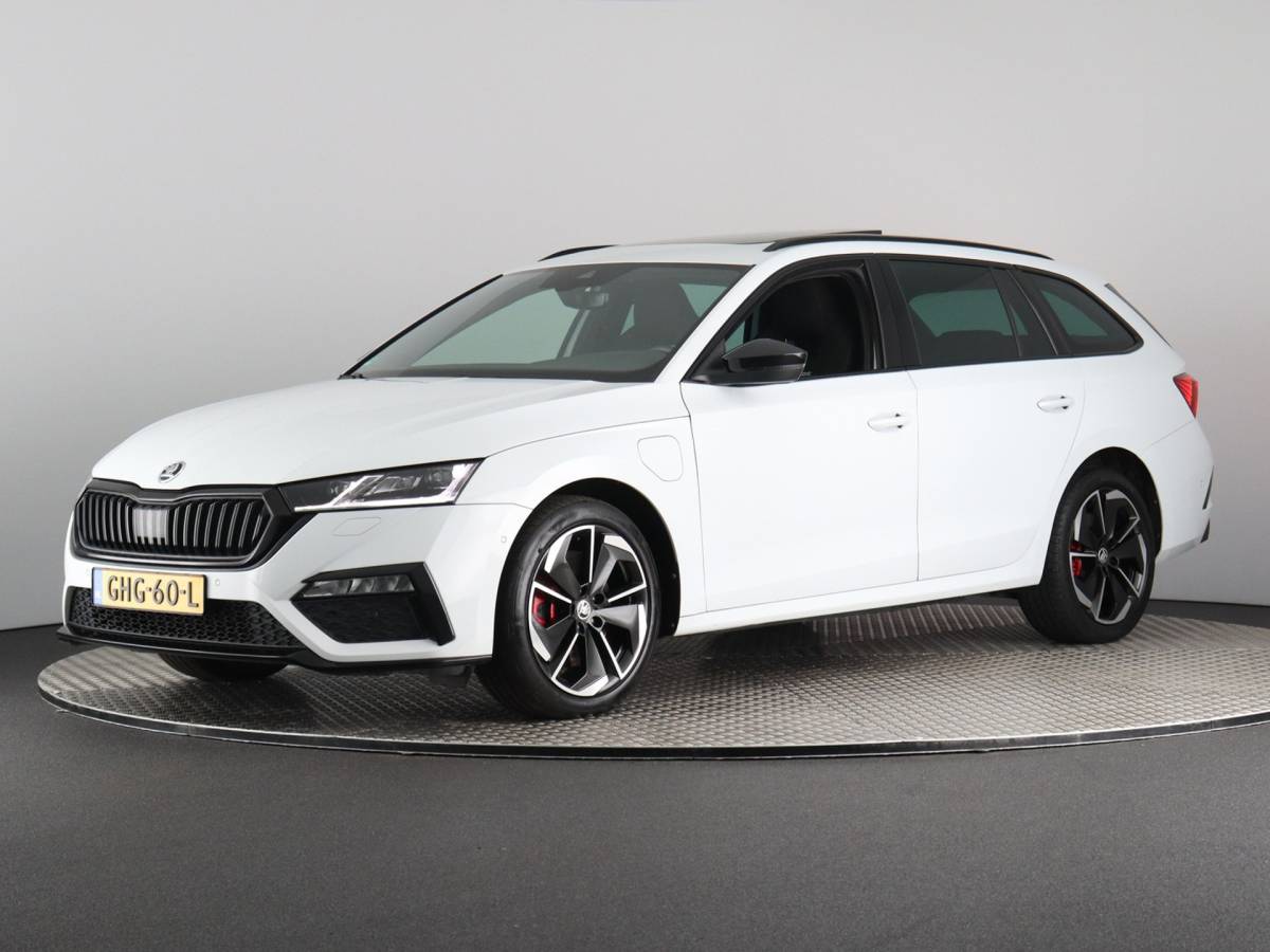 Škoda Octavia ŠKODA Octavia Combi 1.4 TSI RS iV PHEV Business (Pano / Camera / Stoelverwarming / Matrix led / Keyless)