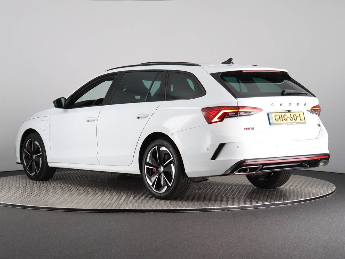 Škoda Octavia ŠKODA Octavia Combi 1.4 TSI RS iV PHEV Business (Pano / Camera / Stoelverwarming / Matrix led / Keyless)