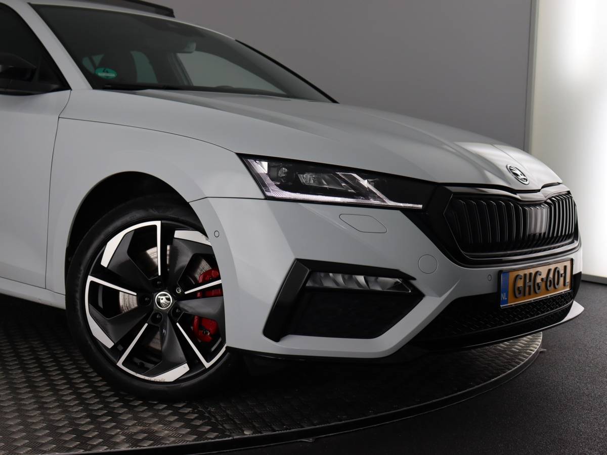 Škoda Octavia ŠKODA Octavia Combi 1.4 TSI RS iV PHEV Business (Pano / Camera / Stoelverwarming / Matrix led / Keyless)