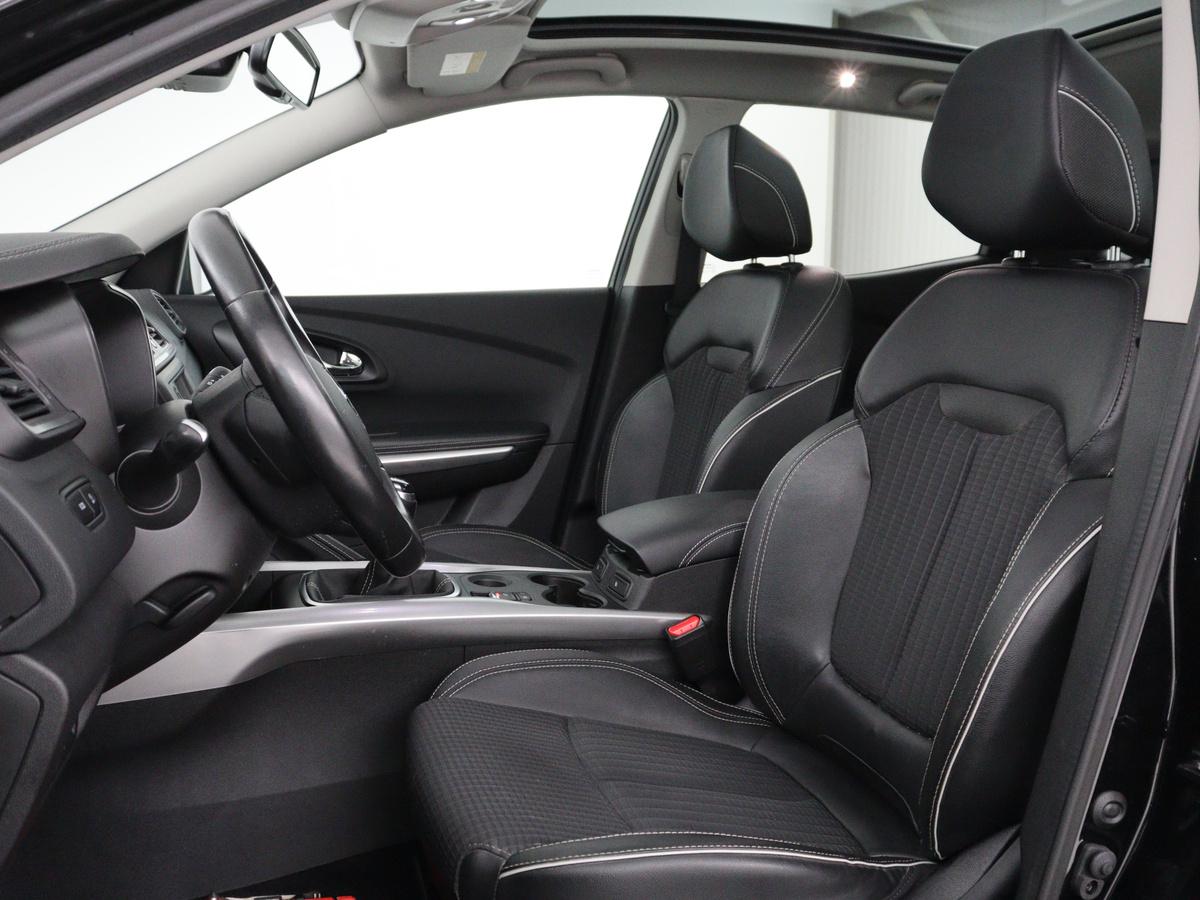 Renault Kadjar Renault Kadjar 1.2 TCe Bose | Panoramadak | Bluetooth | Cruise control | Climate control | Stoelverwarming | Bose Audio | Achteruitrij camera | Parkeersensoren | Navigatie