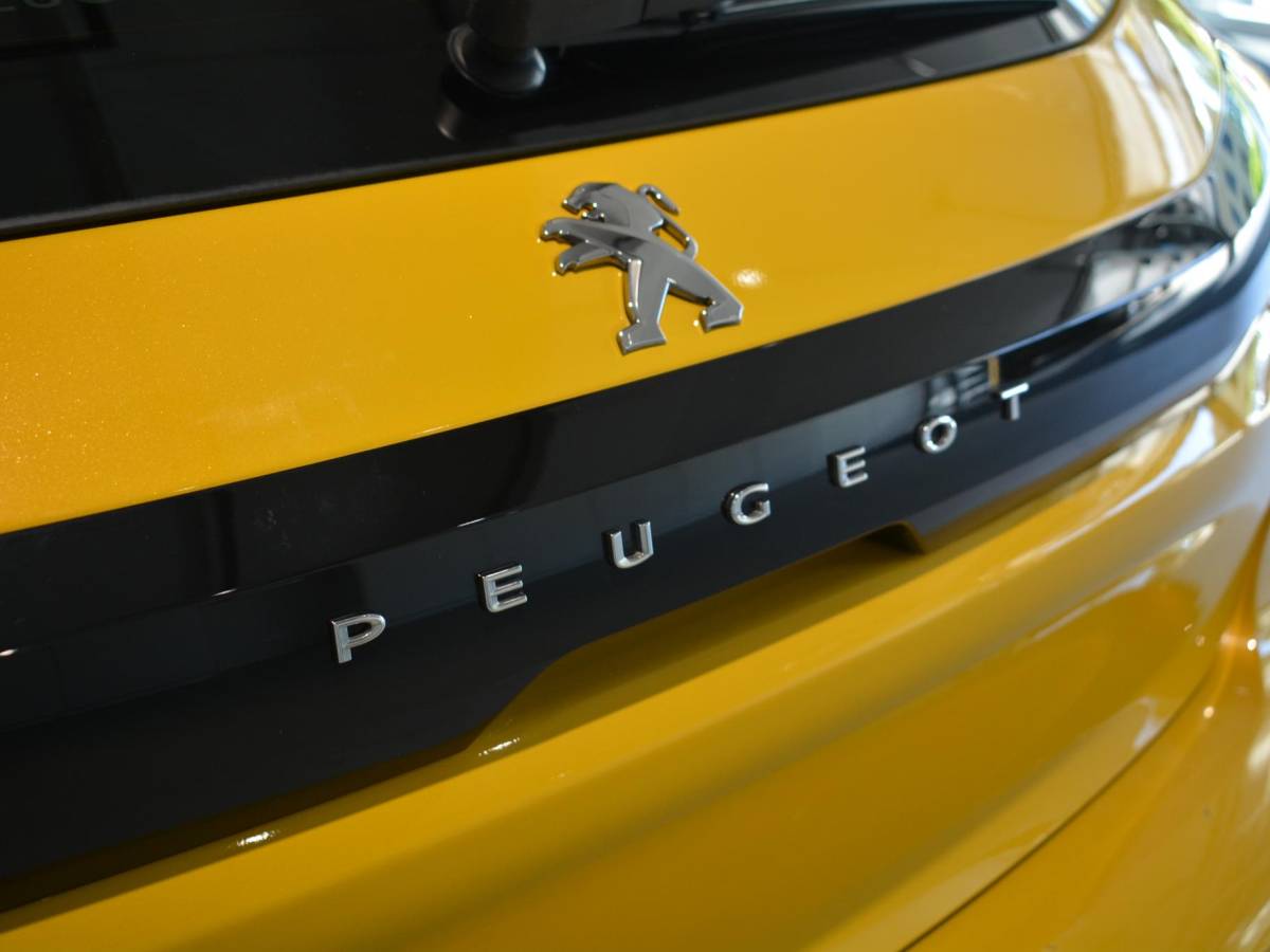 Peugeot 208 Peugeot 208 1.2 PureTech Allure Pack | 100pk | Navigatie | 3D i-Cockpit | Climate Control | Keyless Start & Entry |
