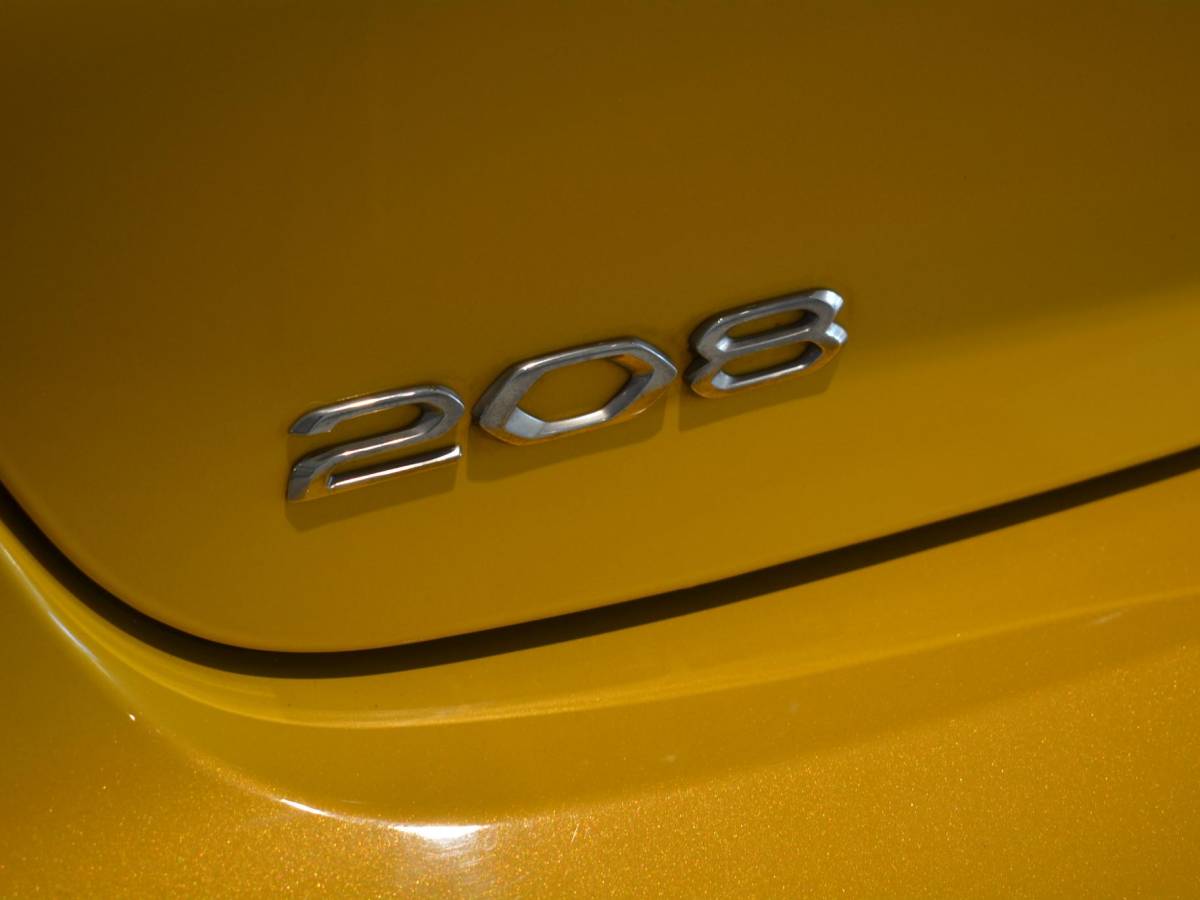 Peugeot 208 Peugeot 208 1.2 PureTech Allure Pack | 100pk | Navigatie | 3D i-Cockpit | Climate Control | Keyless Start & Entry |