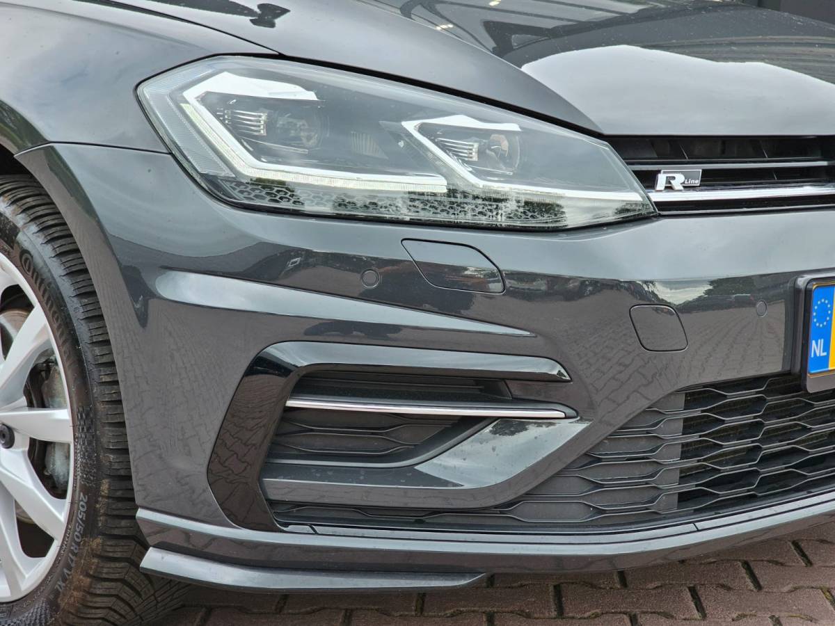 Volkswagen Golf Volkswagen Golf 1.5 TSI Highline Business R | Automaat | LED | Trekhaak | Navi | Stoelverwarming | All-seasons | PDC |