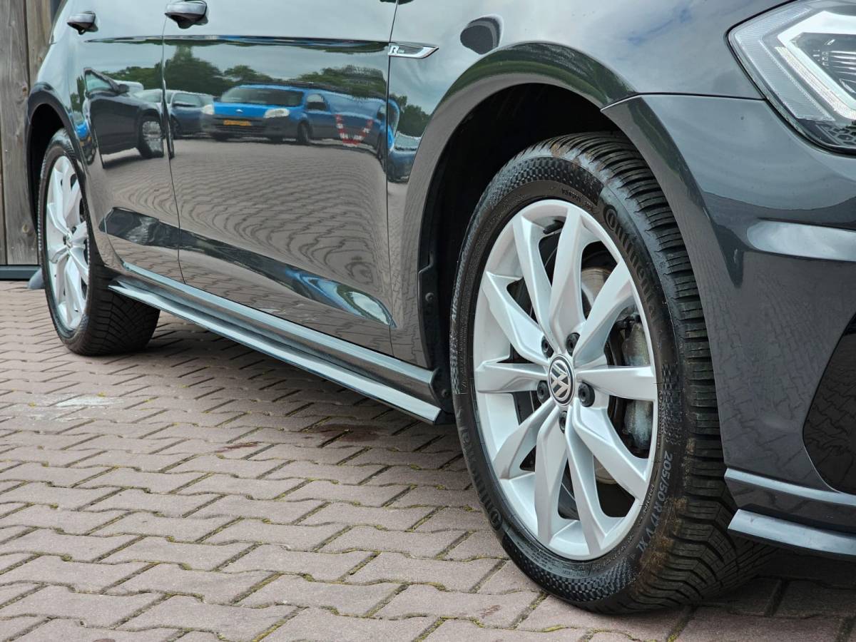 Volkswagen Golf Volkswagen Golf 1.5 TSI Highline Business R | Automaat | LED | Trekhaak | Navi | Stoelverwarming | All-seasons | PDC |