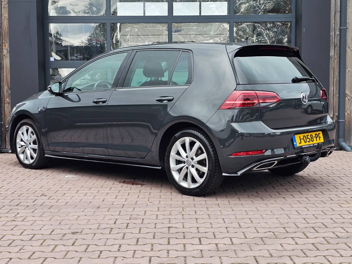 Volkswagen Golf Volkswagen Golf 1.5 TSI Highline Business R | Automaat | LED | Trekhaak | Navi | Stoelverwarming | All-seasons | PDC |