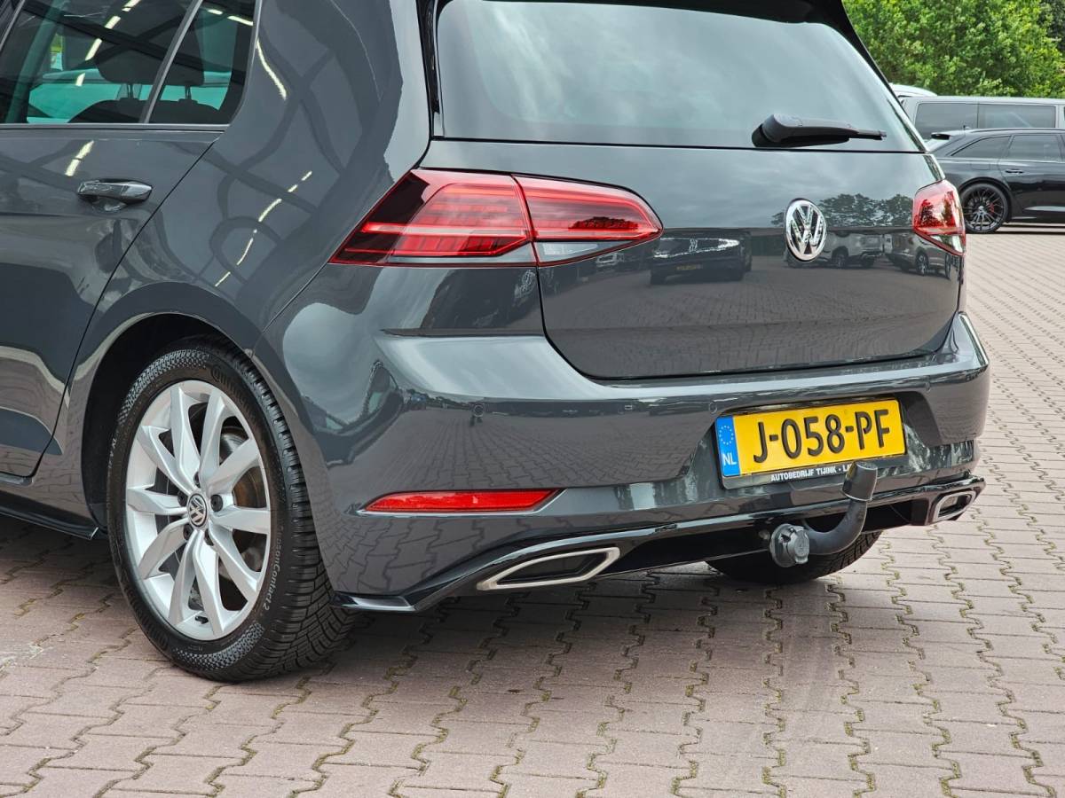 Volkswagen Golf Volkswagen Golf 1.5 TSI Highline Business R | Automaat | LED | Trekhaak | Navi | Stoelverwarming | All-seasons | PDC |