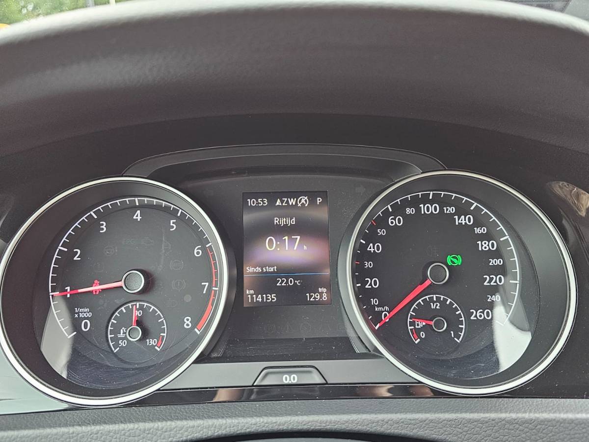 Volkswagen Golf Volkswagen Golf 1.5 TSI Highline Business R | Automaat | LED | Trekhaak | Navi | Stoelverwarming | All-seasons | PDC |