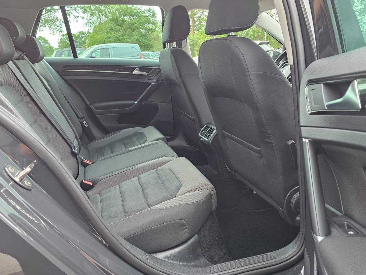 Volkswagen Golf Volkswagen Golf 1.5 TSI Highline Business R | Automaat | LED | Trekhaak | Navi | Stoelverwarming | All-seasons | PDC |