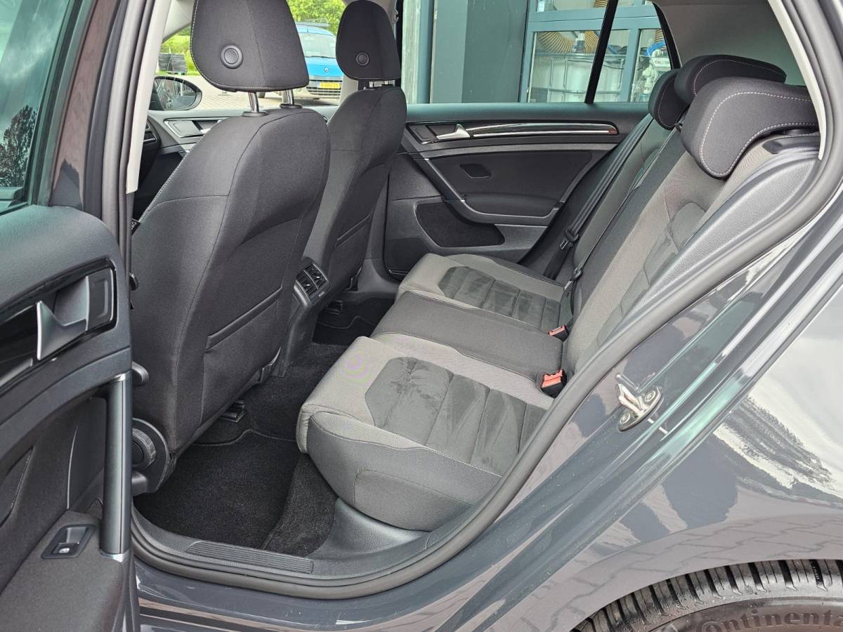 Volkswagen Golf Volkswagen Golf 1.5 TSI Highline Business R | Automaat | LED | Trekhaak | Navi | Stoelverwarming | All-seasons | PDC |