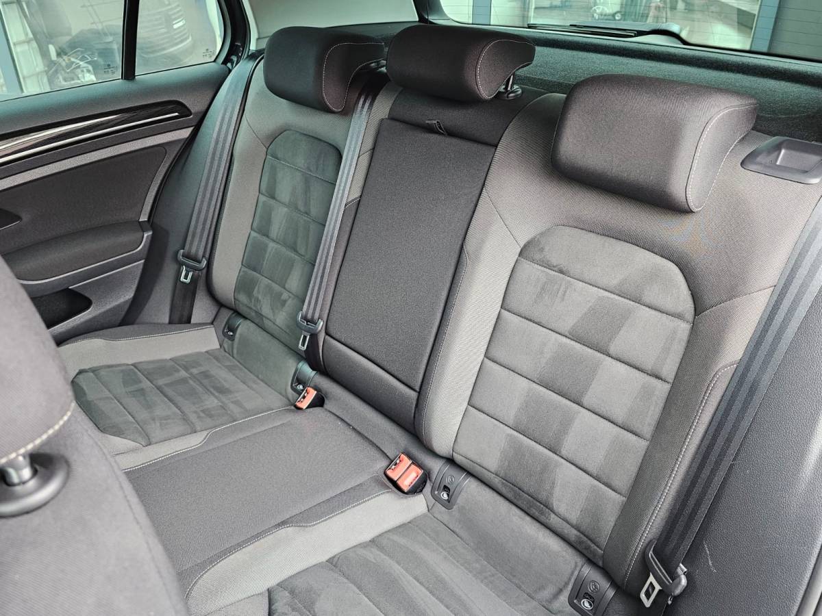Volkswagen Golf Volkswagen Golf 1.5 TSI Highline Business R | Automaat | LED | Trekhaak | Navi | Stoelverwarming | All-seasons | PDC |