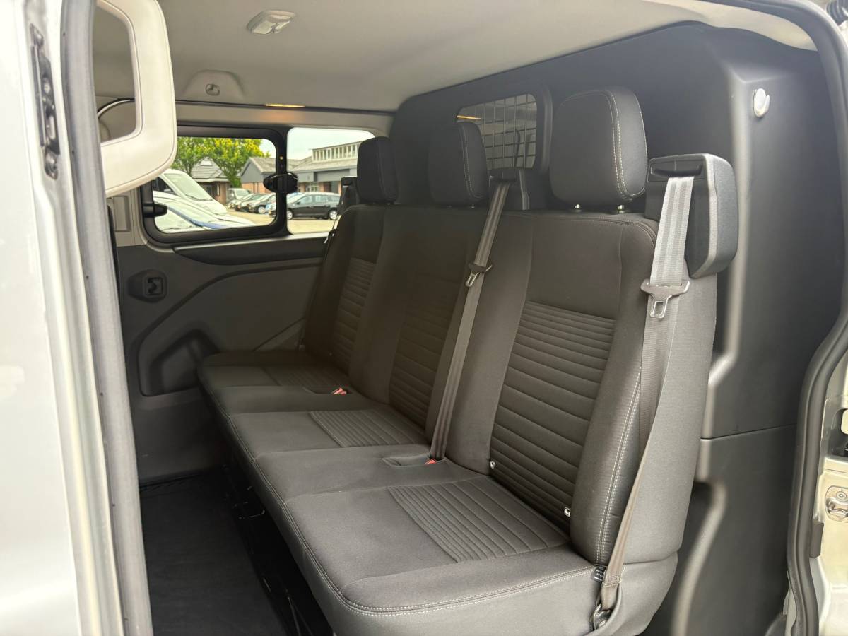 Ford Transit Custom Ford Transit Custom 300 2.0 TDCI L2H1 Limited DC|Nieuwe distributieriem! 170PK|adaptieve.cruise|airco|camera|apple carplay