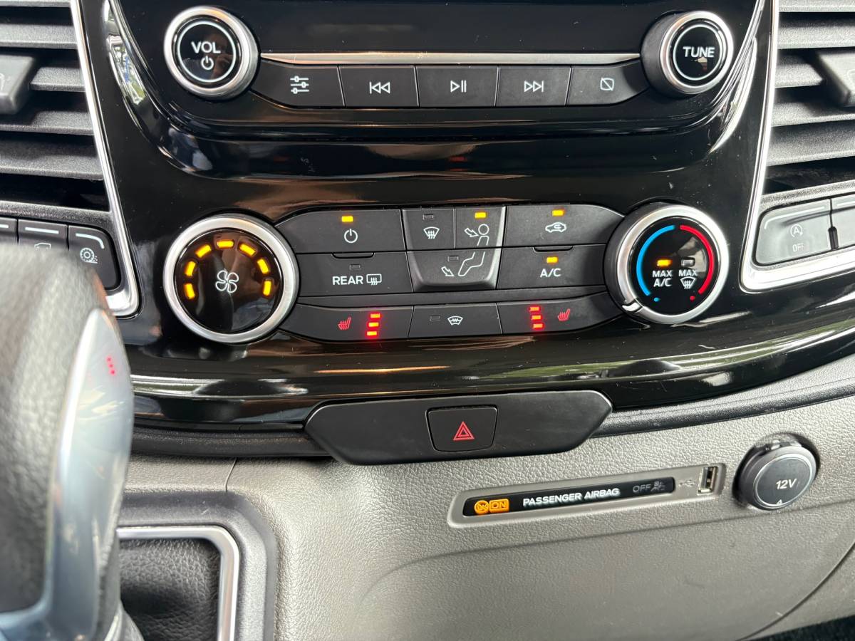 Ford Transit Custom Ford Transit Custom 300 2.0 TDCI L2H1 Limited DC|Nieuwe distributieriem! 170PK|adaptieve.cruise|airco|camera|apple carplay