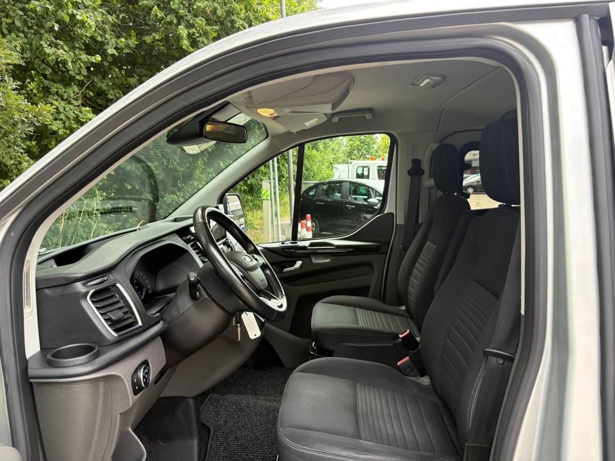 Ford Transit Custom Ford Transit Custom 300 2.0 TDCI L2H1 Limited DC|Nieuwe distributieriem! 170PK|adaptieve.cruise|airco|camera|apple carplay