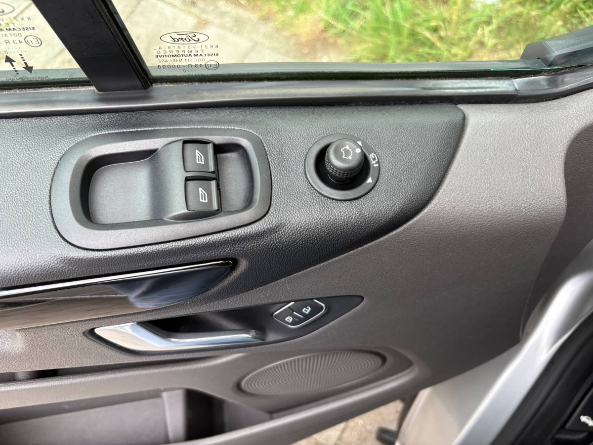Ford Transit Custom Ford Transit Custom 300 2.0 TDCI L2H1 Limited DC|Nieuwe distributieriem! 170PK|adaptieve.cruise|airco|camera|apple carplay